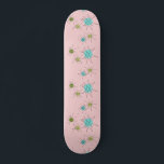 Skateboard Placa de patinaje para arranques atómicos de color<br><div class="desc">Este patrón de tablero de patinaje de estribos atómicos rosados presenta estallidos atómicos icónicos. ¡Así es! La antigua escuela, el fondo de color rosa de la primera dama con especkles de oro, es el escenario perfecto para el turquesa vibrante, el apetitoso apio y los círculos kitschy de color verde pera....</div>