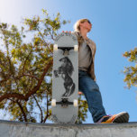 Skateboard Placa de patinaje para caballos salvaje con texto<br><div class="desc">Texto personalizado - Skateboard con Rearing Black Wild Horse - Arte animal de dibujo negro y blanco Mustang Caballos por MIGNED - Añadir su texto único / nombre - Elegir / añadir su texto favorito y colores de fondo - Redimensionar y mover o eliminar elementos con la herramienta de personalización....</div>