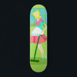 Skateboard Placa de patinaje Retro Moderna de Mid Century<br><div class="desc">Este Skateboard Retro Housewife moderno de mediados de siglo le hará romper sus cuerdas de perlas para hacer las tareas más mundanas. El diseño tiene un fondo verde limón con una ventana de paneles azules. Pero la "pièce de résistance" es sin duda la clásica ama de casa de la televisión...</div>