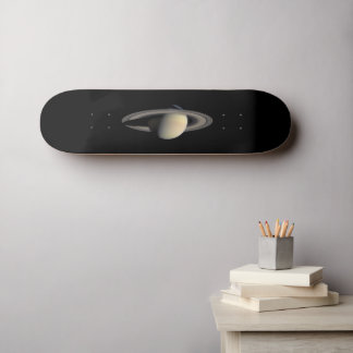 Skateboard Planta gigante de gas Saturno iluminado por Cassin