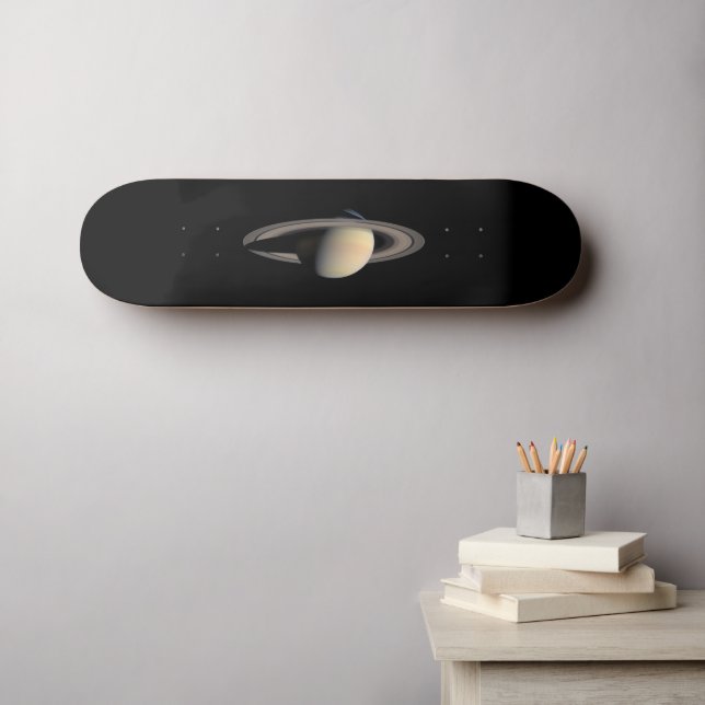 Skateboard Planta gigante de gas Saturno iluminado por Cassin (Arte de pared (horz))