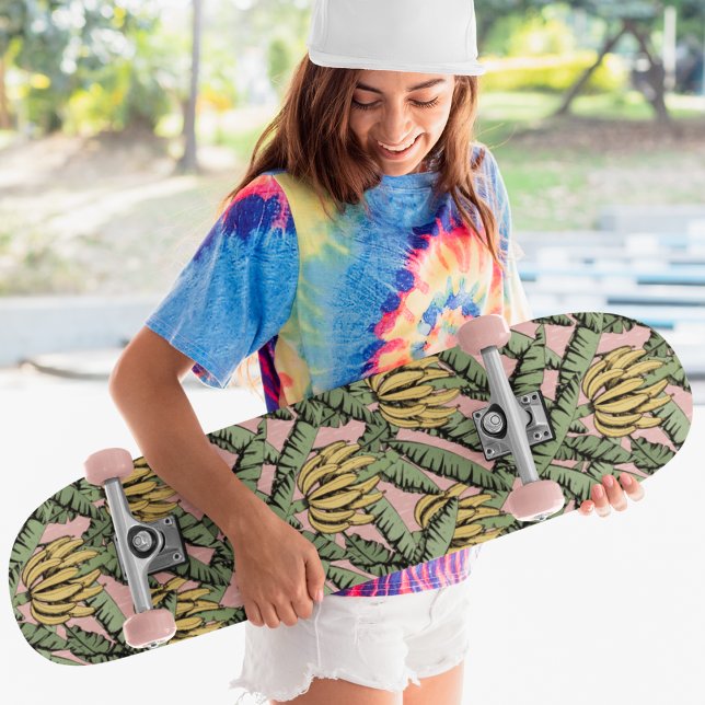 Skateboard Plátanos amarillos y tropicales rosados y hojas (Pattern of Hand Drawn Illustration of Yellow Banana Bunches & Leaves in Black Ink. Pink Background. )