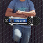 Skateboard Policía de Bandera Patriótica Personalizada de Lín<br><div class="desc">Patinaje delgado de la Línea Azul - Bandera estadounidense con colores de la bandera de la policía, diseño angustiado . Personalice este patinaje policial con un primer monograma. Esta cubierta personalizada de patinaje es perfecta para la policía y la familia de las fuerzas del orden, graduación de la policía y...</div>