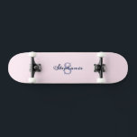 Skateboard Precioso rosa pastel elegante simple mono personal<br><div class="desc">Eleva tus paseos en monopatín con la perfección rosa personalizada. Esta hermosa tabla es de un suave rosa pastel,  un elegante fondo para un monograma formado por tu inicial y nombre. Con refrescante elegancia,  este monopatín hace un regalo personalizado lindo y un accesorio divertido para complementar tu estilo.</div>