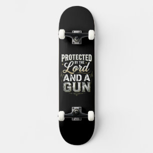 Skateboard Protegido por el Señor y una pistola