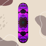 Skateboard Psicodelic Hippie Flor Púrpura<br><div class="desc">Este diseño psicodélico del caleidoscopio presenta elementos morados y negros. Vibrantes imágenes trippy para el hippie moderno o para cualquiera que ame los colores brillantes.</div>