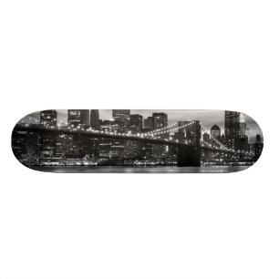 Skateboard Puente de Brooklyn y horizonte de Manhattan, NYC