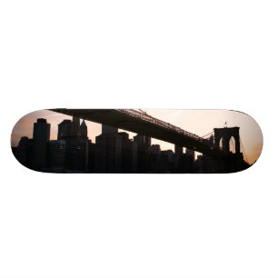 Skateboard Puente de Brooklyn y horizonte de Manhattan, NYC