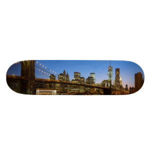 Skateboard Puente de Manhattan y de Brooklyn en la oscuridad