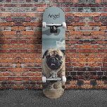 Skateboard Pug feliz en el personalizable de la playa<br><div class="desc">Un crucero de estilo con este vibrante patinador que exhibe un alegre juego de palabras que recorre las olas del océano. El llamativo diseño de la playa aporta energía y diversión a cada viaje, mientras que el texto del personalizable le permite personalizar su tablero con un nombre, mensaje o frase...</div>