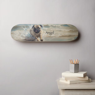 Skateboard Pug feliz en el personalizable de la playa