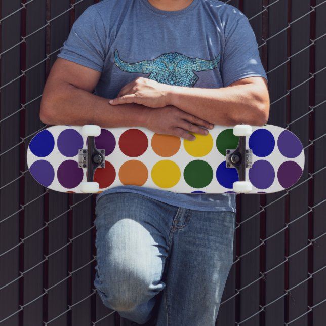Skateboard Puntos de polka arcoiris sobre blanco (Exterior 3)