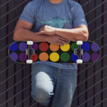 Skateboard Puntos de polka arcoiris sobre negro<br><div class="desc">Las filas de puntos de polka de color arcoiris cubren un fondo negro. Las filas de desvío forman diagonales de cada color: violeta,  índigo,  azul,  verde,  amarillo,  naranja y rojo. Imagen creada digitalmente. Copyright © Claire E. Skinner. Todos Los Derechos Reservados.</div>