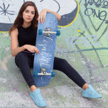 Skateboard Purpurina azul de goteo personalizado<br><div class="desc">Patineta personalizado de patinaje femenino con purpurina falso azul goteando sobre un fondo azul falso de Relieve metalizado metálico. Personalice su nombre en un elegante guión en blanco y a la moda con cambios.</div>