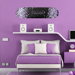 Skateboard Purpurina de lavanda violeta negro nombre de polvo<br><div class="desc">Un fondo negro. Personaliza y agrega tu nombre.  Decorado con polvo falso purpurina de color violeta y lavanda. El nombre está escrito con una escritura de estilo con letras a mano moderna.</div>