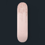 Skateboard Purpurina de lujo Rosa Gold Sparkly<br><div class="desc">Esta lujosa y glamurosa impresión es el diseño perfecto para una mujer de diseño. Presenta una falsa cortina rosa purpurina dorada brillante con una falsa tipografía purpurina sobre un simple fondo rosa rubor. Es un diseño elegante, moda, moderno y de moda con un toque de Hollywood. ***NOTA DE DISEÑO IMPORTANTE:...</div>