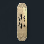 Skateboard Purpurina de oro Esparkle Eyelashes Monograma Nomb<br><div class="desc">Purpurina de espuma metálica de Relieve metalizado de imitación dorada Pinchó el nombre del monograma Metalizado y las pestañas iniciales (pestañas), Extensiones de pestañas y Skateboard de ojos. Esto hace que el dulce perfecto cumpleaños 16, boda, ducha de novia, aniversario, ducha de bebé o fiesta de soltera sea regalo para...</div>