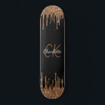 Skateboard Purpurina de oro negro gotea en monopgrama elegant<br><div class="desc">Un fondo negro clásico con tonterías purpurinas de oro oscuro gotean,  pintura goteando. Personalice y agregue un nombre y iniciales de monograma. El nombre está escrito con una escritura de estilo con letras a mano moderna. Letras blancas y doradas.</div>