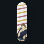 Skateboard Purpurina de pelo corto oro y rosa<br><div class="desc">Un lindo ilustracion plano de chica de pelo corto con fondo de rayas purpurinas rosadas y doradas. Personalízalo con tu nombre.</div>