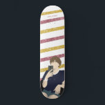 Skateboard Purpurina de pelo corto oro y rosa<br><div class="desc">Un lindo ilustracion plano de chica de pelo corto con fondo de rayas purpurinas rosadas y doradas. Personalízalo con tu nombre.</div>