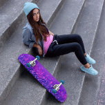 Skateboard Purpurina gotea rosa morado<br><div class="desc">Patineta de patinaje con purpurina falso morado y rosa que gotea sobre un fondo morado.</div>