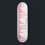 Skateboard Purpurina Guay Glam Pink Sparkle Driving<br><div class="desc">Girly Guay Rubor Pink Sparkle Dripping Purpurina Skateboard con detalles falsos de purpurina y su nombre personalizado en un fondo blanco de moda. Fácil de personalizar y perfecto para su estética purpurina. Si necesita ayuda para el diseño,  póngase en contacto con nosotros en cedarandstring@gmail.com.</div>