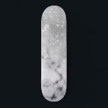 Skateboard Purpurina plateado glamuroso de mármol blanco<br><div class="desc">Esta moda y su glamuroso diseño son perfectos para las mujeres modernas y de diseño. Representa una falsa secuencia de purpurina plateado brillante impresa y blanco con un degradado oscuro de mármol negro. Es moderno, alegre, bonito y fresco.***NOTA DE DISEÑO IMPORTANTE: Para cualquier solicitud de diseño personalizada, como solicitudes de...</div>