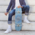 Skateboard "Radiancia de tortuga plateada" | Costa<br><div class="desc">Esta obra de arte costero cuenta con una tortuga marina de plata en el centro de una mandala geométrica de fondo azul.</div>