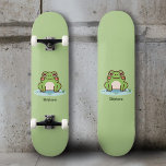 Skateboard Rana Cute<br><div class="desc">Una patineta verde con un ilustracion de una rana linda en su estanque y el texto de personalizable debajo: ¡un regalo perfecto para un niño! También puedes utilizarlos para decorar tu casa o divertirte durante tus sesiones de patinaje.</div>