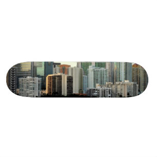 Skateboard Rascacielos de Miami contra el cielo claro ancho
