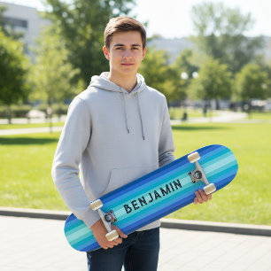 Skateboard rayado de degradado azul con nombre