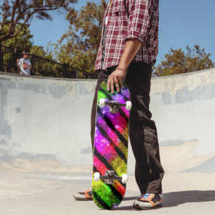 Skateboard Rayas Brillantes Arcoíris Neón