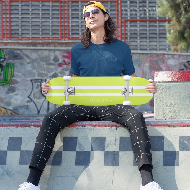 Skateboard Rayas de Carreras blanca verde limón Guay monogram (Lime Green White Racing Stripes Monogrammed Cool Skateboard)