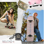 Skateboard rayas de trippy estético retro<br><div class="desc">retro estética trendy trippy rayas onduladas patrón skateboard en rosa y blanco para ella es tu nombre personalizado con letras honestas y groseras y angustiadas. Guay, trippy, moderno, divertido, llamativo diseño con una estética contemporánea moderna y influencias psicodélicas vintage de los años 60 y 70. Obtén el diseño minimalista y...</div>