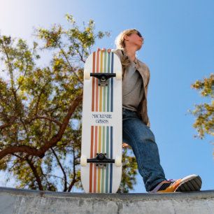 Skateboard Rayas minimalistas con monograma retro