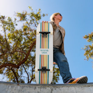 Skateboard Rayas minimalistas con monograma retro