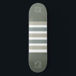 Skateboard Rayas Patrón personalizado monograma patines<br><div class="desc">Cambie el campo de texto a lo que desee. También puede cambiar el tipo de letra y su tamaño y color utilizando la función "Personalizar it",  así como añadir más campos de texto si lo desea. Vea mi tienda para ver más artículos con este diseño y opciones de color.</div>