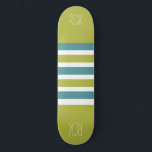 Skateboard Rayas Patrón personalizado monograma patines<br><div class="desc">Cambie el campo de texto a lo que desee. También puede cambiar el tipo de letra y su tamaño y color utilizando la función "Personalizar it",  así como añadir más campos de texto si lo desea. Vea mi tienda para ver más artículos con este diseño y opciones de color.</div>