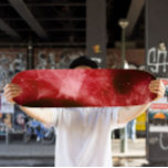 Skateboard Red Nebula | Skateboard espacial cósmic<br><div class="desc">Comience el día con el cosmos con el tablero de patinaje Red Nebula, que presenta un impresionante diseño de espacios profundos con nubes rojas de nebulosa y detalles celestes. Construido para el rendimiento y el estilo, este puente es perfecto para patinadores que quieren llevar el misterio y el poder del...</div>