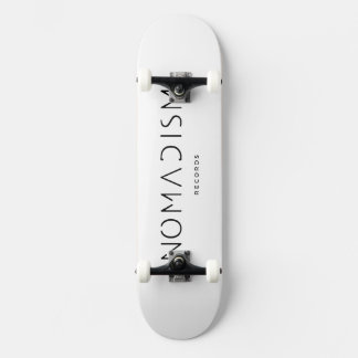 Skateboard Registros de Nomadismo con Capucha Logo Negro