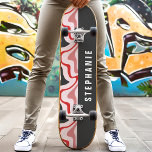 Skateboard Remolino de mármol abstracto moderno retro rojo y<br><div class="desc">Destácate en el parque de skate con nuestra tabla de skate Red And Black Retro Modern Abstract Marble Swirl. Este diseño llamativo presenta patrones en espiral en tonos rojos y negros, inspirados en el arte abstracto retro y moderno. Perfecta para skaters que aman diseños únicos y artísticos, esta tabla combina...</div>