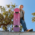 Skateboard Resistir y resistir texto negrita rosa a degradado<br><div class="desc">Muestra tu compromiso con la lucha contra el racismo, el sexismo, la homofobia y la intolerancia; e inspira a otros a hacer lo mismo con una tabla de patinaje de Resist & Persist con letras blancas en negrita sobre un gradiente rosa a morado. Para ver el diseño político Resist &...</div>