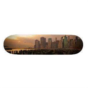 Skateboard Resplandor de la puesta del sol durante los cielos