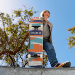 Skateboard Resumen Nombre personalizado de pincel de Naranja<br><div class="desc">Resumen La placa de patinaje con nombre personalizado de pincel Naranja azul muestra su nombre personalizado en tipografía moderna con un fondo azul y naranja. Personalice editando el texto en el cuadro de texto proporcionado. Dé un regalo hecho por el personalizado, patineta personalizada a tu patinador favorito para Navidades, cumpleaños...</div>