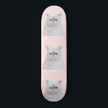Skateboard Retrato de gato blanco gitano y agudo, suave y enf<br><div class="desc">Este bonito y cariñoso diseño es perfecto para el amante de los gatos gatitos. Presenta un gatito blanco esponjoso del Himalaya pintado a mano con ojos azules brillantes encima de un simple fondo rosa rubor. Es un diseño moderno, adorable, artístico y moderno de animales. ***NOTA DE DISEÑO IMPORTANTE: Para cualquier...</div>