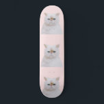 Skateboard Retrato de gato blanco gitano y agudo, suave y enf<br><div class="desc">Este bonito y cariñoso diseño es perfecto para el amante de los gatos gatitos. Presenta un gatito blanco esponjoso del Himalaya pintado a mano con ojos azules brillantes encima de un simple fondo rosa rubor. Es un diseño moderno, adorable, artístico y moderno de animales. ***NOTA DE DISEÑO IMPORTANTE: Para cualquier...</div>