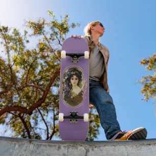 Skateboard Retrato elegante al estilo mucha de una bella muje