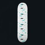 Skateboard Retro Turquesa Diamantes & Starbursts<br><div class="desc">Este patinador retro de diamantes turquesa y Starbursts es una nueva versión de un estilo vintage. Se trata de un conjunto de estrellas kitsch, negras, sobre puntos de polka turquesa, con formas geométricas, turquesas y de diamante negro. Personalizar el color de fondo de este producto moderno de mediados de siglo...</div>