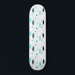 Skateboard Retro Turquesa Diamantes & Starbursts<br><div class="desc">Este patinador retro de diamantes turquesa y Starbursts es una nueva versión de un estilo vintage. Se trata de un conjunto de estrellas kitsch, negras, sobre puntos de polka turquesa, con formas geométricas, turquesas y de diamante negro. Personalizar el color de fondo de este producto moderno de mediados de siglo...</div>