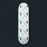 Skateboard Retro Turquesa Diamantes & Starbursts<br><div class="desc">Este patinador retro de diamantes turquesa y Starbursts es una nueva versión de un estilo vintage. Se trata de un conjunto de estrellas kitsch, negras, sobre puntos de polka turquesa, con formas geométricas, turquesas y de diamante negro. Personalizar el color de fondo de este producto moderno de mediados de siglo...</div>